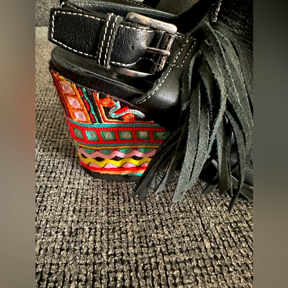 Beautiful & Fun Donald J Pliner black size 7 leather sandals with fun heels